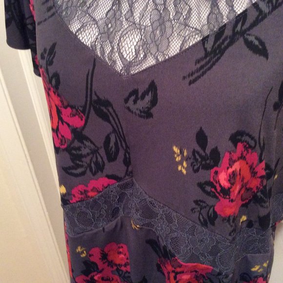 Torrid Top 2 Red Black Magenta Rose Print Lace Insets Shor… - Picture 4 of 9